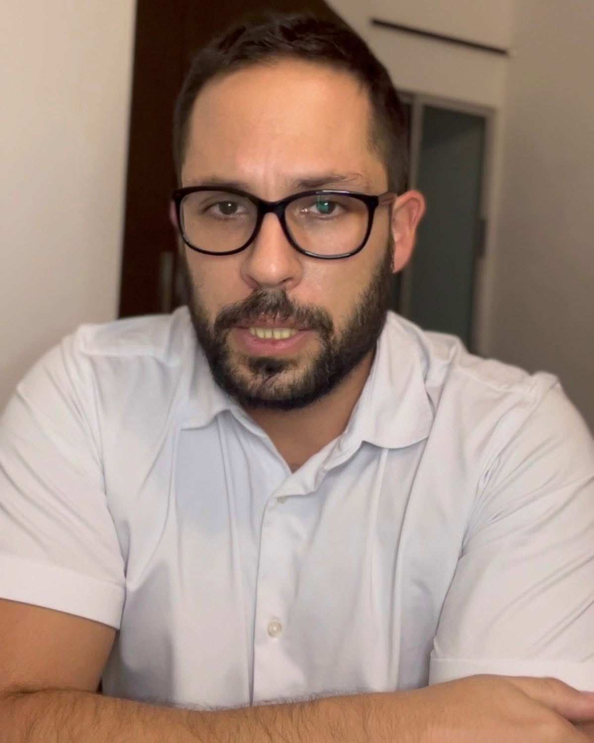 Se trata de un profesional oriundo de Santa Cruz, quien lleva varios años residiendo en Colombia