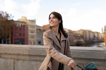 Una mujer feliz mirando hacia el horizonte mientras camina por encima de un puente