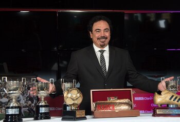 CIUDAD DE MÉXICO, 03ABRIL2018.- El ex futbolista mexicano Hugo Sánchez, recibió el reconocimiento “MARCA Leyenda”por su trayectoria en la Liga Española. Además el deportista mexicano entregó memorabilia que estará en exhibición en el Salón Deporte, ubicado en el Mexipuerto del metro Cuatro Caminos.
FOTO: MARIO JASSO /CUARTOSCURO.COM