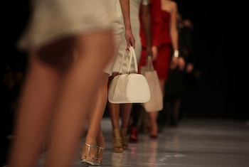 Modelos luciendo trajes en una