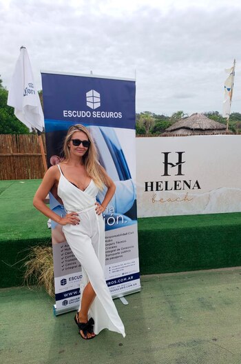 Melina Pitra junto a Escudo