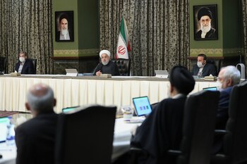 El presidente Hassan Rouhani (C),