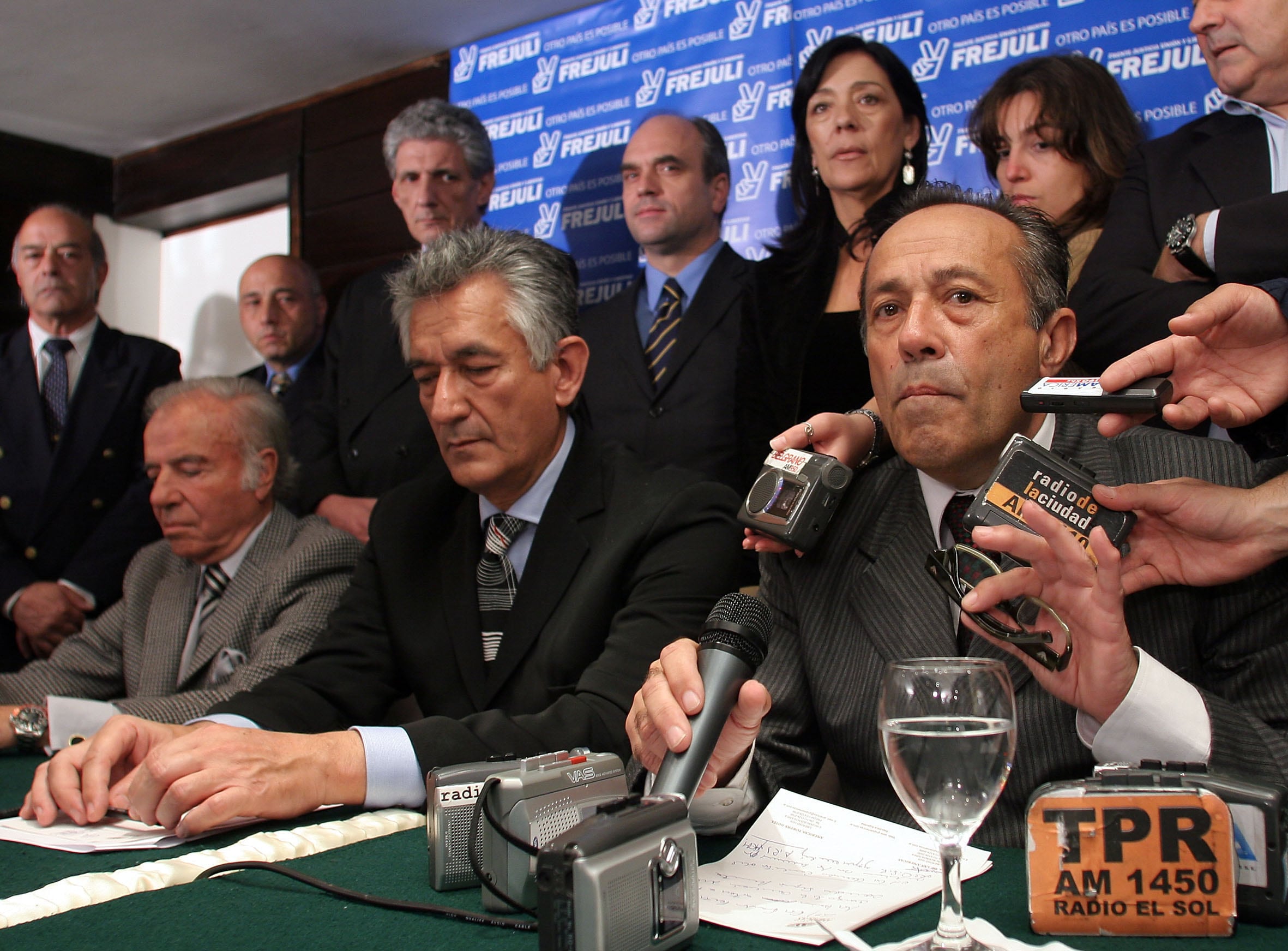 De izquierda a derecha: el ex presidente Carlos Saúl Menem, Alberto Rodríguez Saa y Adolfo Rodríguez Saa, durante una conferencia (Foto NA: PRENSA FREJULI)