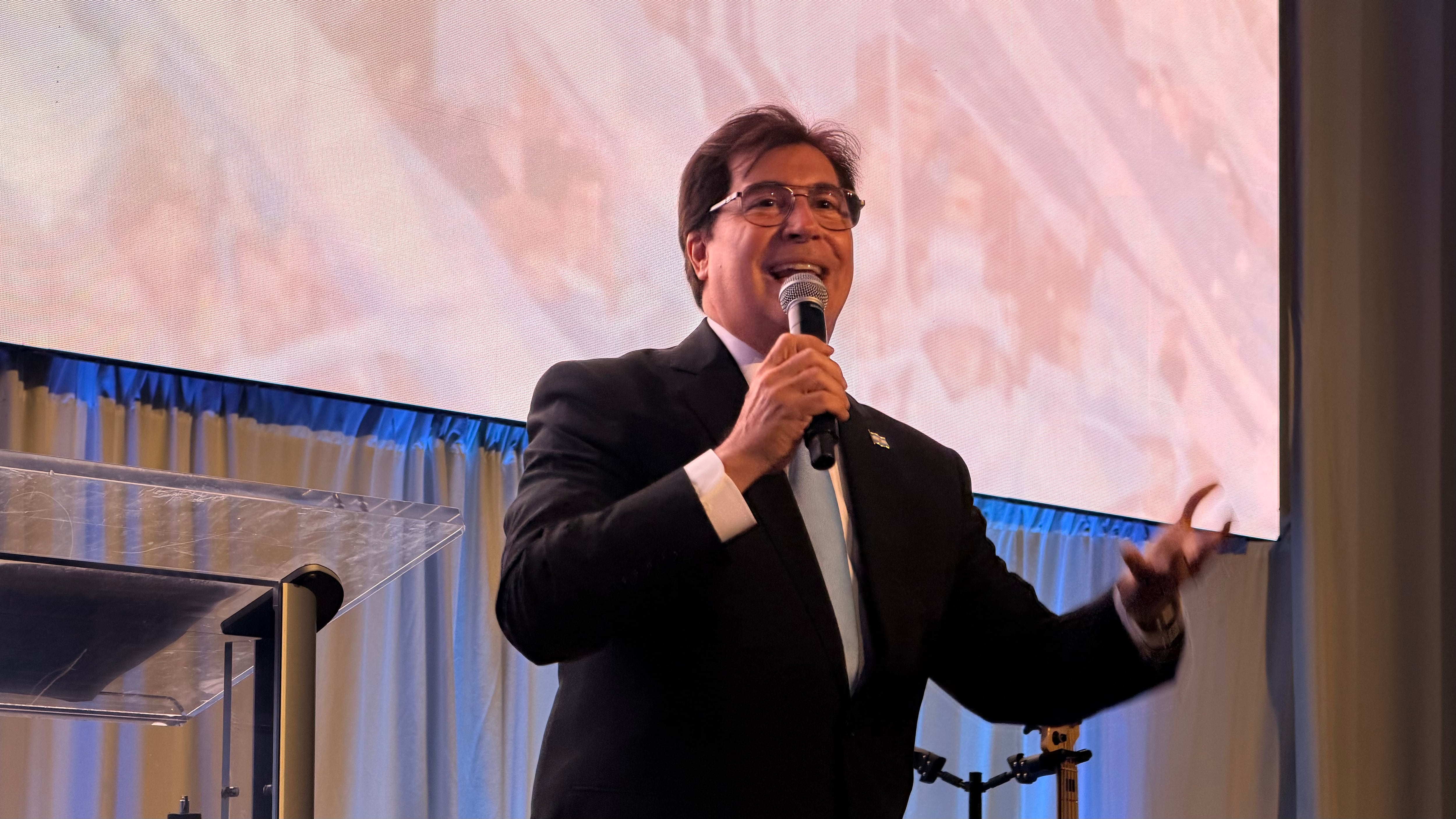 Lisandro Carret, en su rol de anfitrión, utilizó el escenario para visibilizar el importante trabajo del Centro Cultural Argentino de Miami.