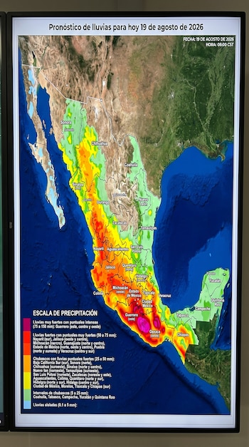 Mapa satelital de México mostrando pronóstico de lluvias por color, con una leyenda de precipitación en la parte inferior izquierda de la imagen.