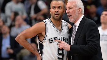 Pop habla con Tony Parker.