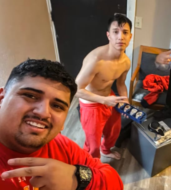 Bastián Jiménez Freraut (arriba(, posando junto a relojes presuntamente robados a deportistas de élite