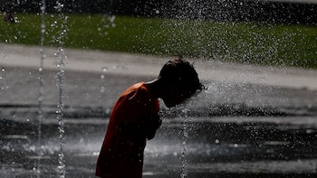 El calor intenso da un respiro a la península y Baleares pero arrecia en Canarias: la Aemet activa en nivel rojo por “peligro extraordinario” con máximas de 40ºC