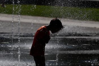 Un niño se refresca en los chorros de agua de Madrid Río, a 31 de julio de 2026. (EFE/ Rodrigo Jiménez)
