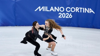 Una pareja checa de patinaje