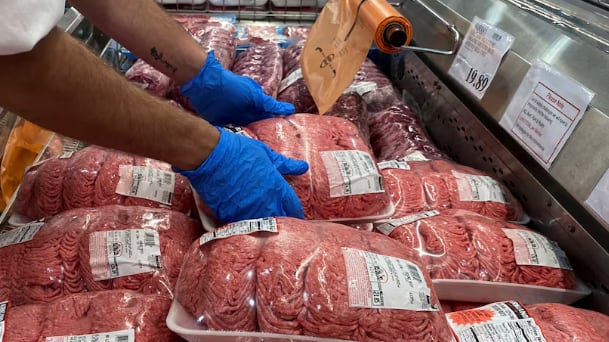 Las carnicerías de barrio enfrentan desafíos por la baja en el consumo, la competencia con supermercados y los altos costos fijos (Reuters)