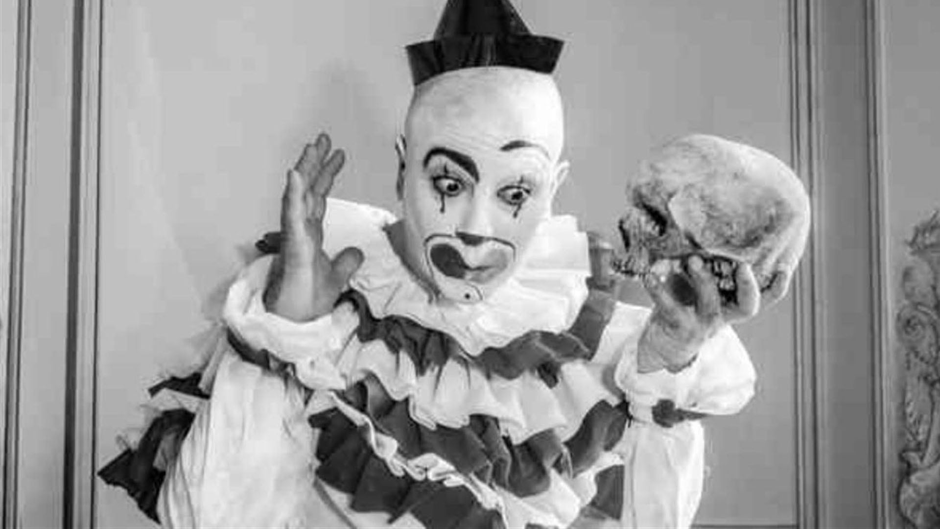 Formado en circos en Gran Bretaña, solía vestir los trajes usados por los bufones, descriptos por William Shakespeare