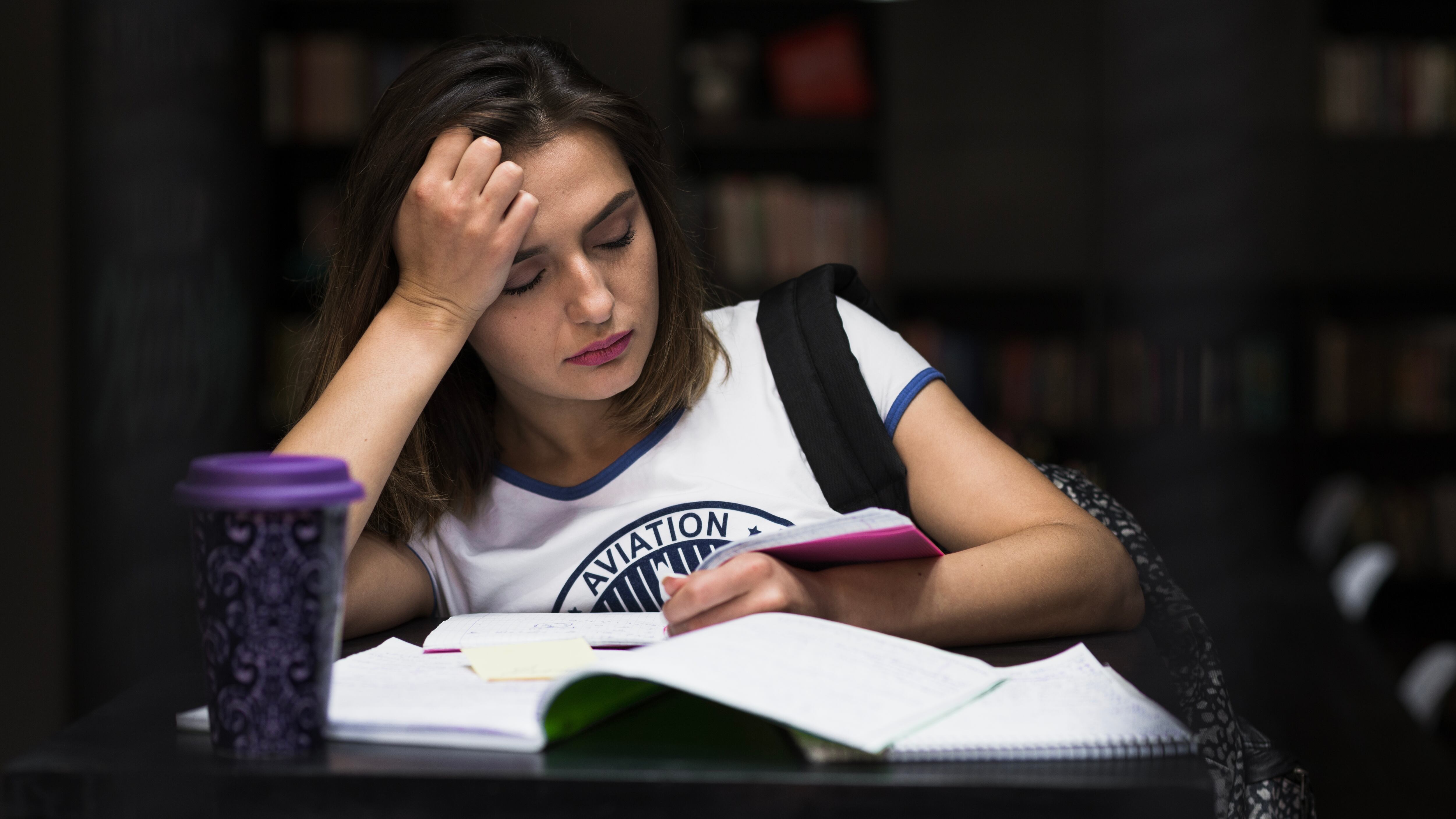 Cambiar de empleo, renunciar o emprender lideran el ranking de decisiones más temidas según la investigación psicológica (Freepik)