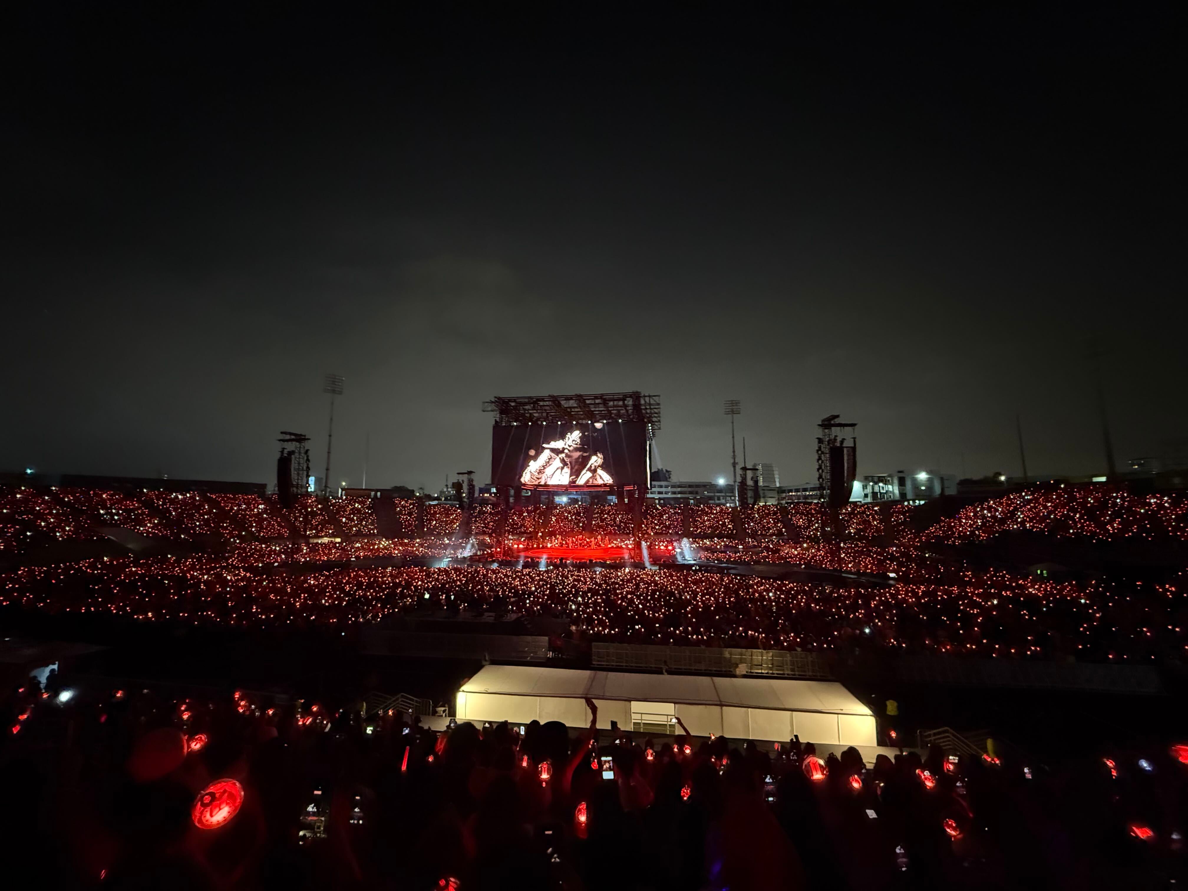 Miles de fanáticos asisten al concierto del grupo surcoreano BTS en el Estadio San Marcos en Lima. (Paula Diaz)
