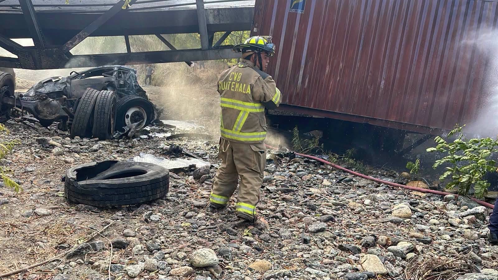 El transporte pesado es el de mayor incidencia en hechos de tránsito en Guatemala. (Archivo: Bomberos Voluntarios)