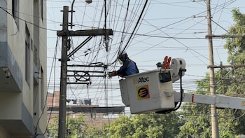 Retiran cableado en Ate, Santa Anita y Villa El Salvador que incumple normas y genera riesgo eléctrico para la seguridad pública