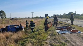 Un camión chocó de frente contra un automóvil en el kilómetro 870, cerca de Villa Ocampo: un muerto y cuatro heridos