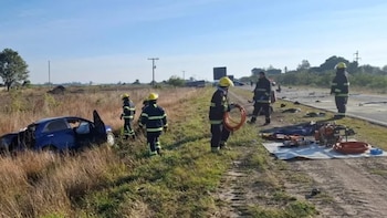 Tragedia en la Ruta 11: un muerto y cuatro heridos por un choque frontal entre un auto y un camión en Santa Fe
