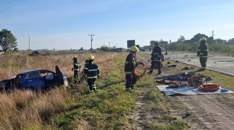 Según testigos el auto venía zigzagueando antes de impactar contra el camión de frente