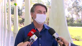 El presidente Bolsonaro confirmando ante los periodistas que estaba contagiado de Covid-19 sin mantener la distancia prudencial. Brazilian Government TV via Reuters.