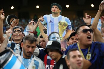 Entre hinchas y entre Maradonas,