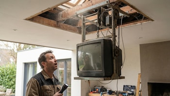 Compró una casa y después de dos años descubrió que tenía una TV oculta en el techo