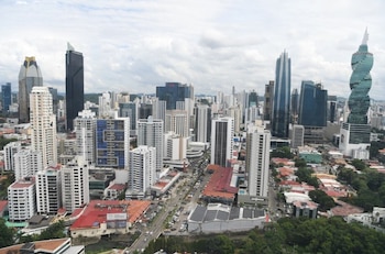 Ciudad de Panamá. El documento oficial manifiesta que en el país se dieron mejoras en la conectividad terrestre, mediante obras viales y programas de mantenimiento. (MEF)
