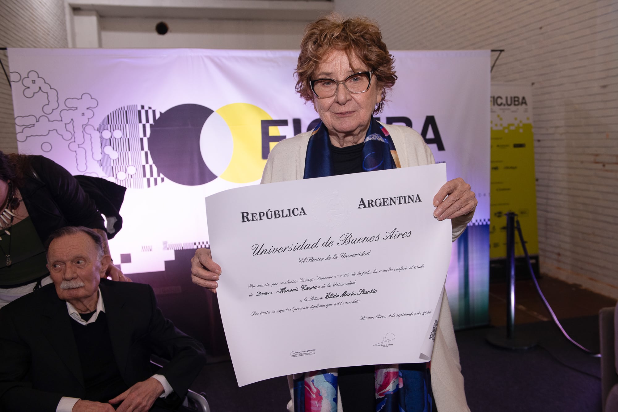 Lita Stantic con el diploma que la acredita como Doctora Honoris Causa de la Universidad de Buenos Aires (Crédito: Jaime Olivos)