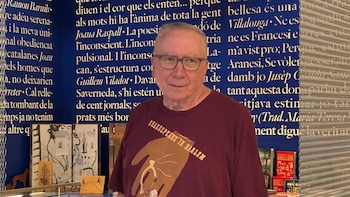 El escritor inglés que apoya la independencia de Cataluña y triunfó escribiendo en catalán advierte sobre la ‘muerte’ del idioma: “Acabarán matando su propia lengua”