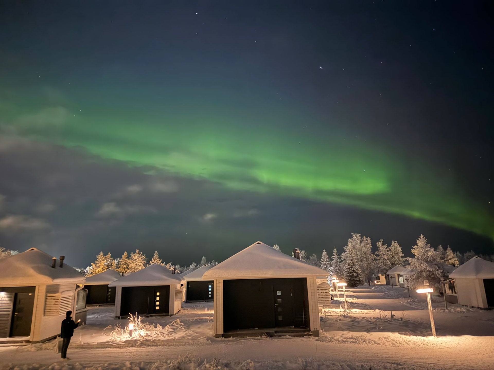 Santa’s Igloo Arctic Circle, el hotel oficial de Papá Noel en el Polo Norte, está compuesto por 71 iglúes con techo de cristal desde donde se pueden observar las auroras boreales