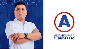 Retrato de un hombre con polo blanco y brazos cruzados junto al logotipo del partido político Alianza para el Progreso