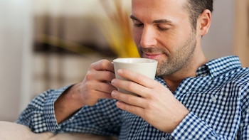 Alexandre Olmos, doctor: “Si tomas café y sigues bostezando, esto es lo que está pasando en tu cuerpo”