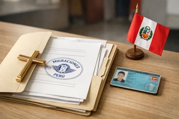 Carpeta de expediente migratorio peruano con sello de Migraciones Perú, Documento Nacional de Identidad de Perú, bandera peruana, cruz católica dorada sobre mesa de madera clara.
