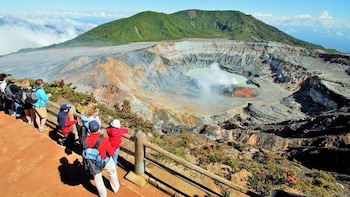Costa Rica refuerza medidas en el Volcán Poás tras alerta verde por actividad sísmica