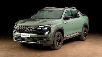 Camioneta de color verde claro de la marca Renault con el nombre Niagara en la placa frontal y fondo oscuro