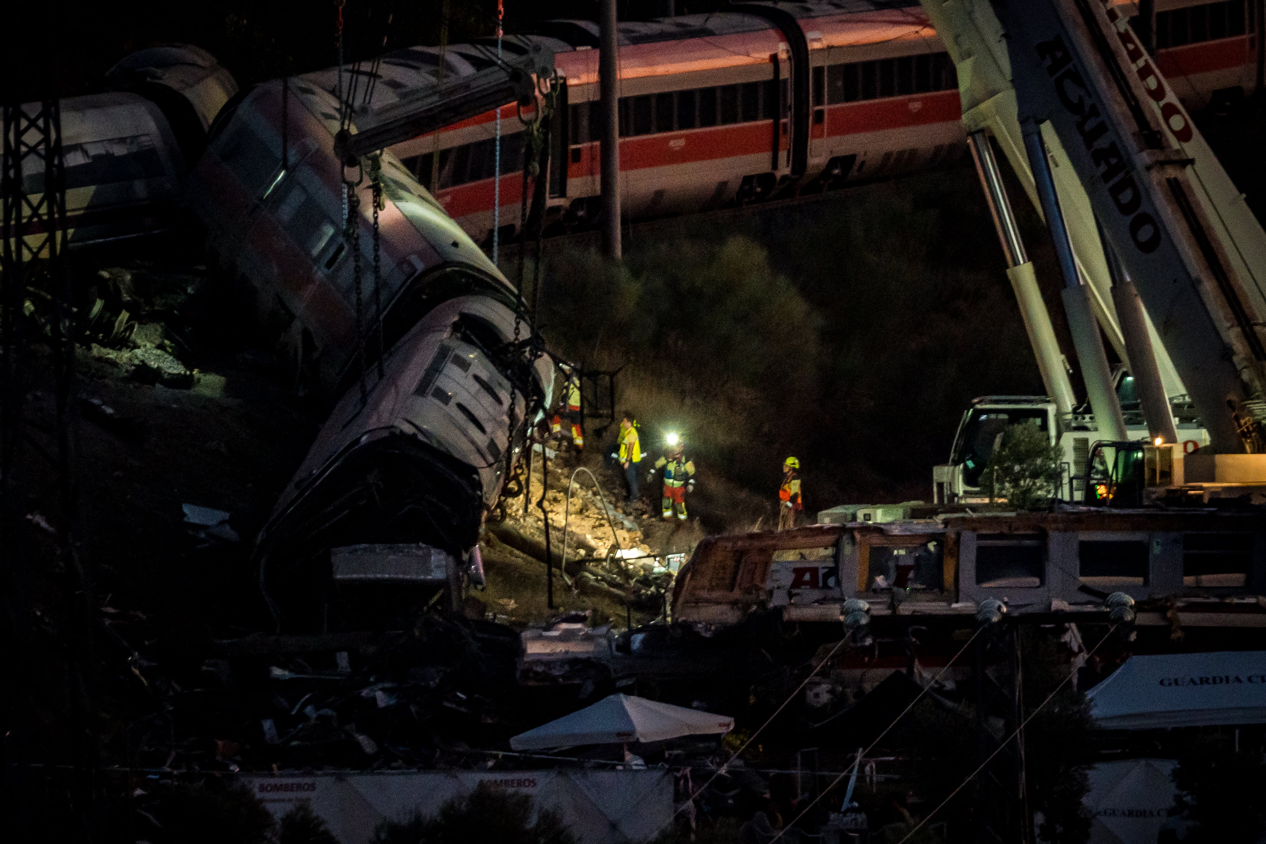 Varios efectivos trabajan en los vagones descarrilados en la zona del accidente ferroviario en Urda. (Diego Radamés/Europa Press)
