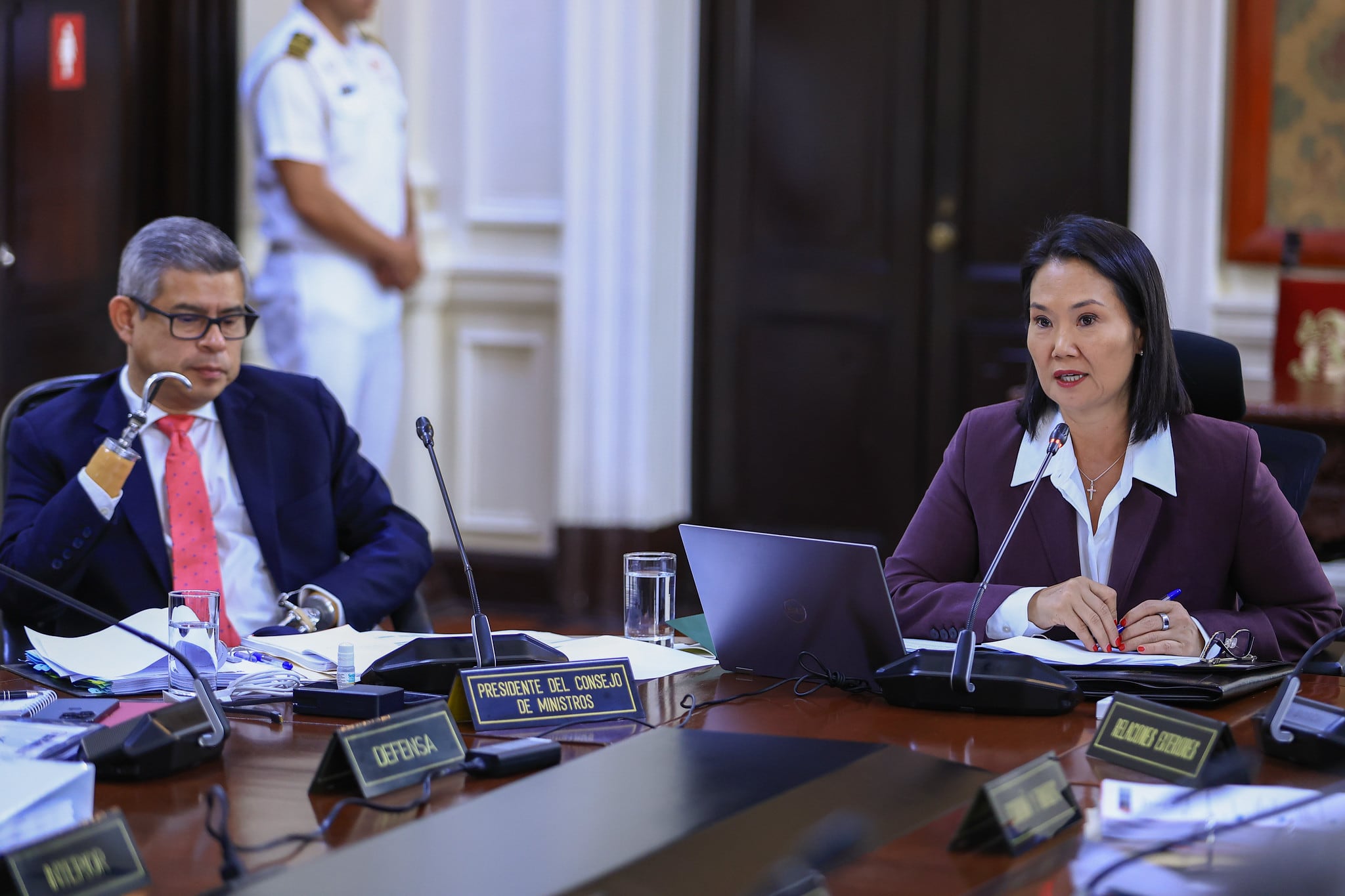 La presidenta Keiko Fujimori encabeza la sesión del Consejo de Ministros en la que se aprobó el proyecto para solicitar facultades legislativas al Congreso de Perú. (Presidencia del Perú)