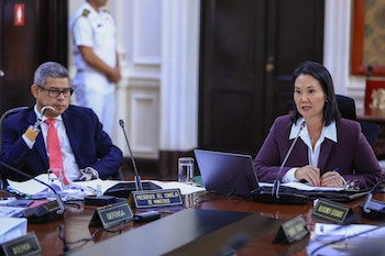 Keiko Fujimori habla ante micrófonos junto a Luis Galarreta en una mesa de reuniones con carteles del Consejo de Ministros