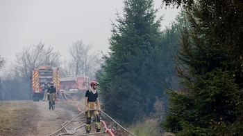 Los impredecibles vientos en el sureste de Bélgica complican la extinción del gran incendio de Hautes Fagnes