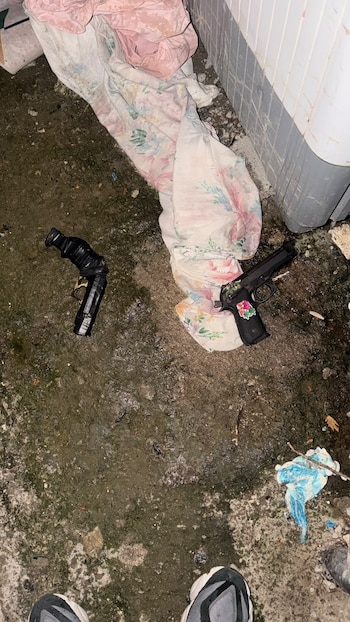Los agentes policiales ocuparon una pistola y un arma de fabricación artesanal tras el enfrentamiento en San Juan. (Foto cortesía redes sociales)