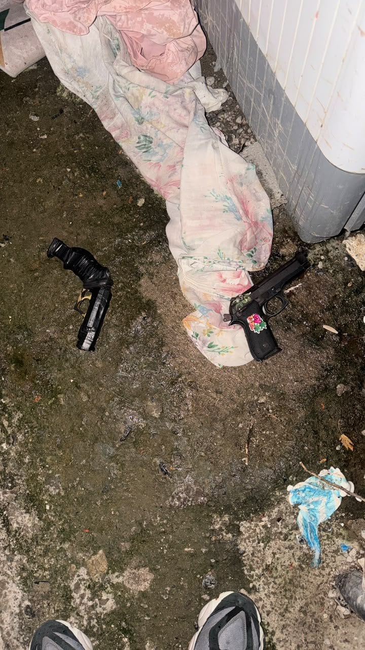 Los agentes policiales ocuparon una pistola y un arma de fabricación artesanal tras el enfrentamiento en San Juan. (Foto cortesía redes sociales)