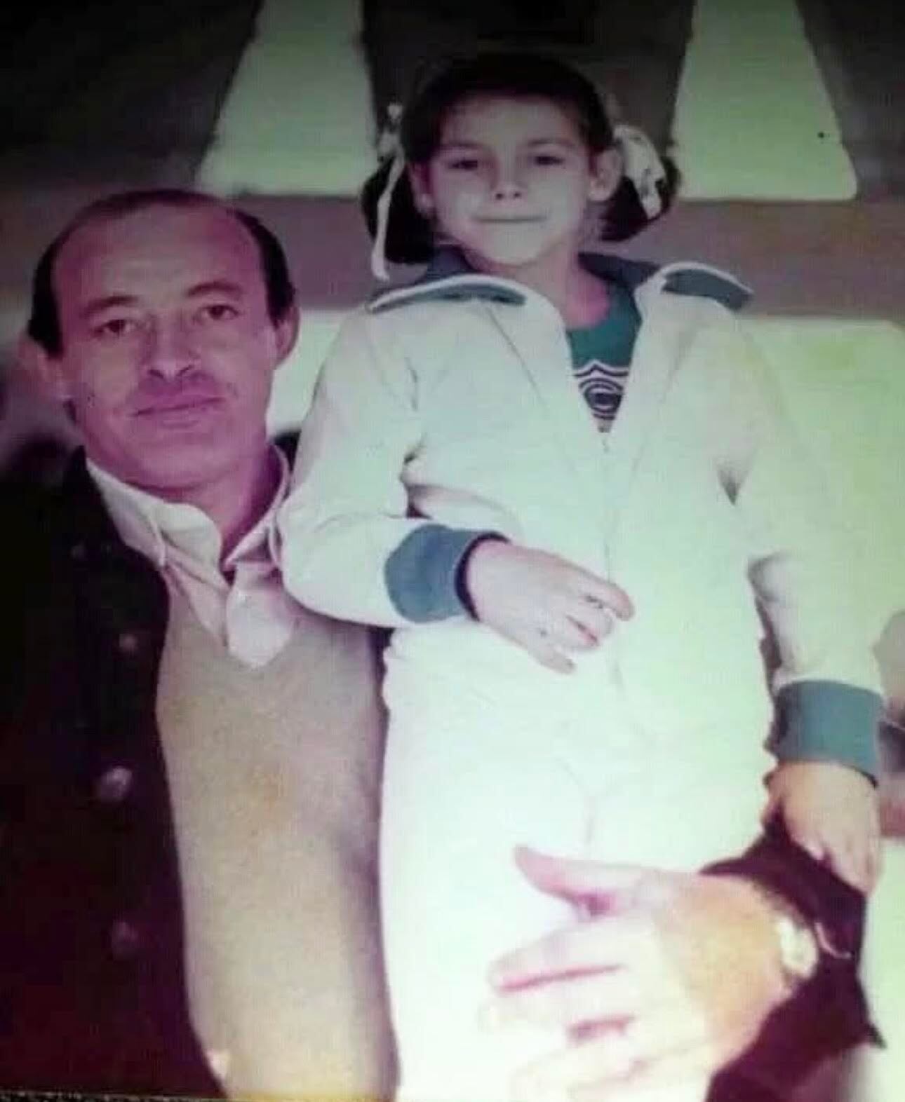 Eleonora Wexler en brazos de su padre, Ricardo Wexler, ex visitador médico, vendedor y hoy productor de seguros