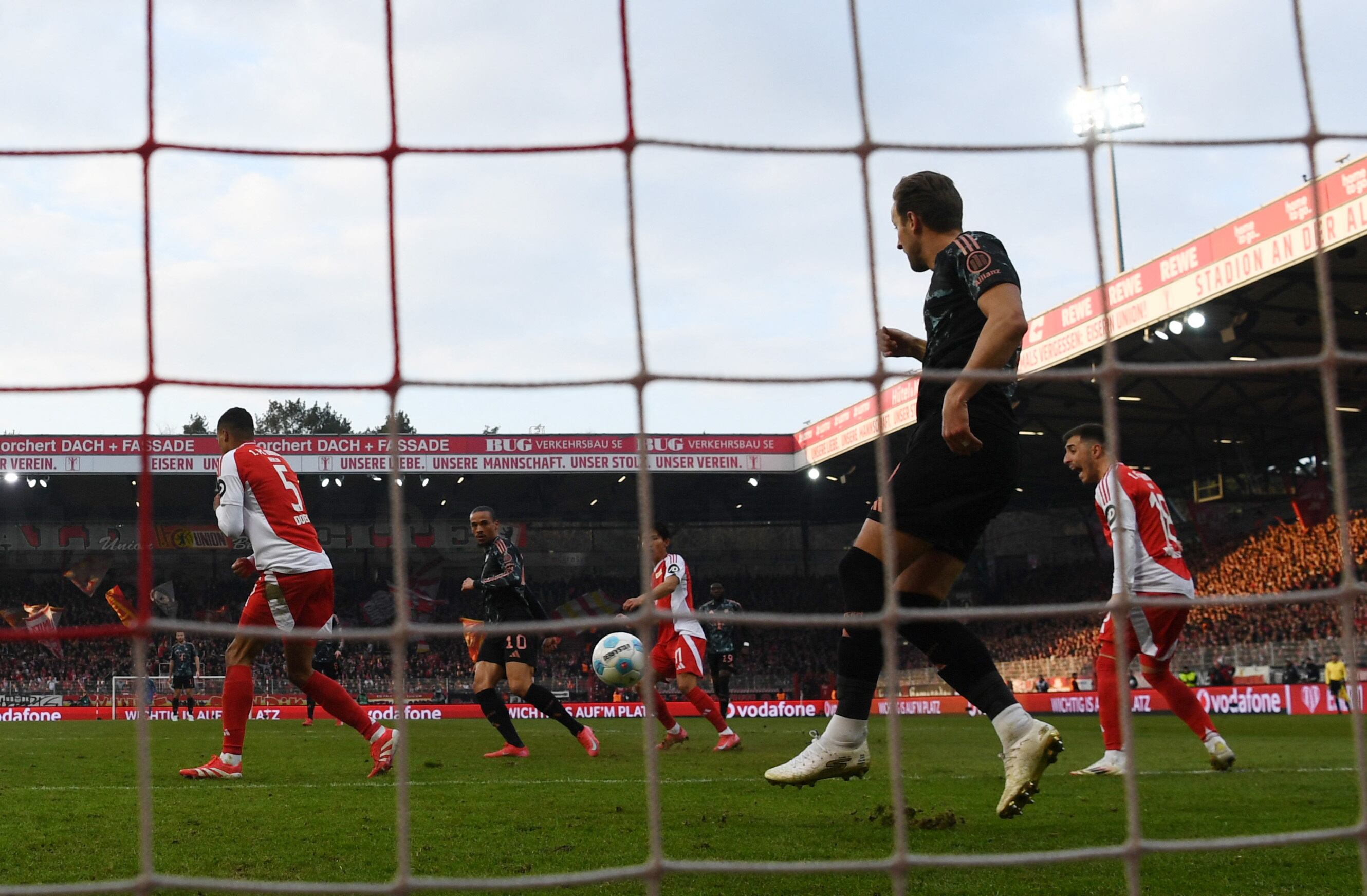 Imagen del gol de Leroy Sané en el último Union Berlín vs. Bayern Múnich disputado en el Stadion An der Alten Försterei- crédito Annegr Hilse / REUTERS