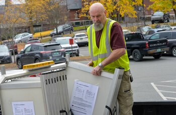 Un trabajador de mantenimiento introduce