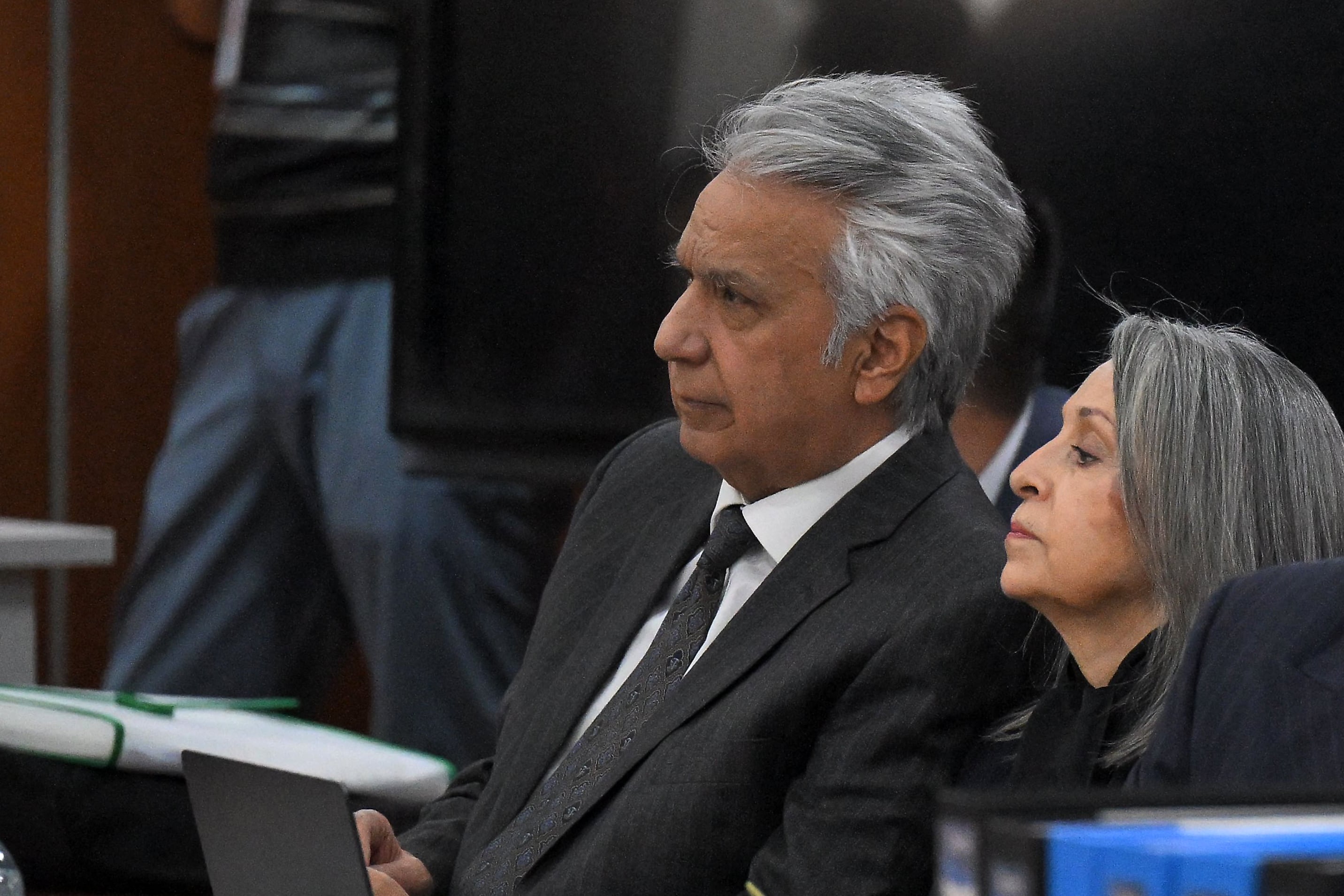 El ex presidente de Ecuador (2017-2021) Lenín Moreno (izq.) comparece ante la Corte Nacional de Justicia por un caso de corrupción junto a su esposa, Rocío González (der.), en Quito, el 11 de mayo de 2026 (Rodrigo Buendia/AFP)