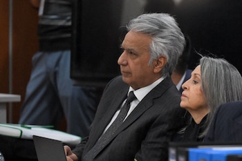 El ex presidente de Ecuador (2017-2021) Lenín Moreno (izq.) comparece ante la Corte Nacional de Justicia por un caso de corrupción junto a su esposa, Rocío González (der.), en Quito, el 11 de mayo de 2026 (Rodrigo Buendia/AFP)