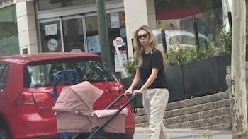 Alejandra Rubio sale a pasear por primera vez con su hija Tessa tras dar a luz