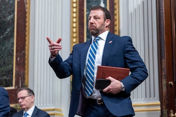 Markwayne Mullin, al frente del DHS, advierte que las futuras nóminas dependen por completo de una decisión legislativa (EFE/SHAWN THEW)