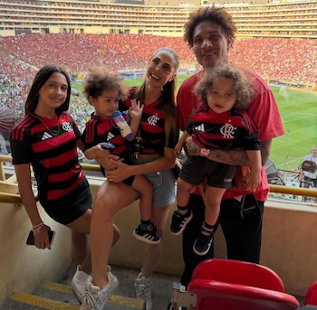 Paolo Guerrero junto a su
