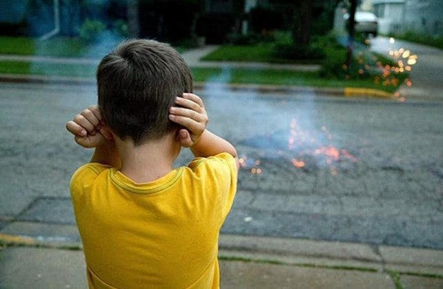 Especialistas advierten sobre quemaduras y lesiones auditivas como consecuencia directa de la manipulación de fuegos artificiales, los hospitales públicos observan una reducción de internaciones graves tras la entrada en vigor de las nuevas leyes